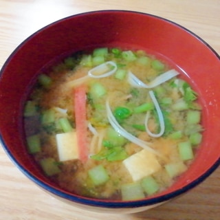 豆腐とカニカマと大根葉の味噌汁